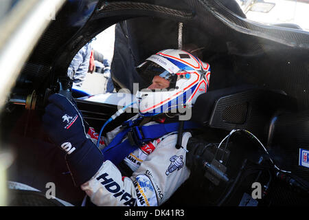 Mar 17, 2011 - Sebring, Floride, États-Unis -Peugeot pilote ANTHONY DAVIDSON, de l'Angleterre, attend pendant la pratique pour les 12 heures de Sebring, en Floride. Sebringin (Crédit Image : © Rainier Ehrhardt/ZUMApress.com) Banque D'Images