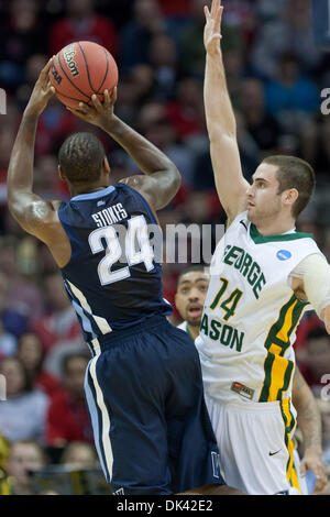 18 mars 2011 - Cleveland, Ohio, États-Unis - Villanova Corey garde Stokes (24) est souillée par George Mason avant Luc Hancock (14) au cours du premier semestre. Les Wildcats de Villanova diriger la George Mason Patriots 35-29 à la mi-temps au Quicken Loans Arena de Cleveland, Ohio. (Crédit Image : © Frank Jansky/global/ZUMAPRESS.com) Southcreek Banque D'Images