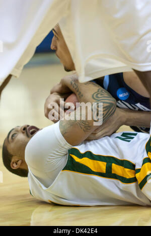 18 mars 2011 - Cleveland, Ohio, États-Unis - George Mason Ryan avant Pearson (24) et Villanova avant Maurice Sutton (25) lutte pour une balle lâche durant la seconde moitié. Le George Mason Patriots défait les Wildcats de Villanova 61-57 au Quicken Loans Arena de Cleveland, Ohio. (Crédit Image : © Frank Jansky/global/ZUMAPRESS.com) Southcreek Banque D'Images