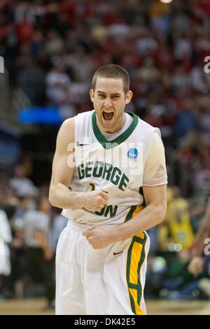 18 mars 2011 - Cleveland, Ohio, États-Unis - l'avant LUC HANCOCK (14) célèbre George Mason's venus d'derrière la victoire sur Villanova. Le George Mason Patriots défait les Wildcats de Villanova 61-57 au Quicken Loans Arena. (Crédit Image : © Frank Jansky/global/ZUMAPRESS.com) Southcreek Banque D'Images