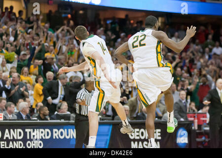 18 mars 2011 - Cleveland, Ohio, États-Unis - l'avant Luc Hancock (14) et de l'avant Mike Morrison (22) célébrer George Maçons venus d'derrière la victoire sur Villanova. Le George Mason Patriots défait les Wildcats de Villanova 61-57 au Quicken Loans Arena de Cleveland, Ohio. (Crédit Image : © Frank Jansky/global/ZUMAPRESS.com) Southcreek Banque D'Images