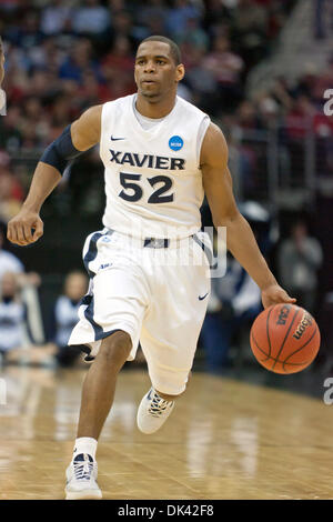 18 mars 2011 - Cleveland, Ohio, États-Unis - Xavier guard Tu Holloway (52) avec le basket-ball au cours du premier semestre contre Marquette. La marquette Golden Eagles mènent l'Xavier Mousquetaires 33-20 à la moitié au Quicken Loans Arena de Cleveland, Ohio. (Crédit Image : © Frank Jansky/global/ZUMAPRESS.com) Southcreek Banque D'Images