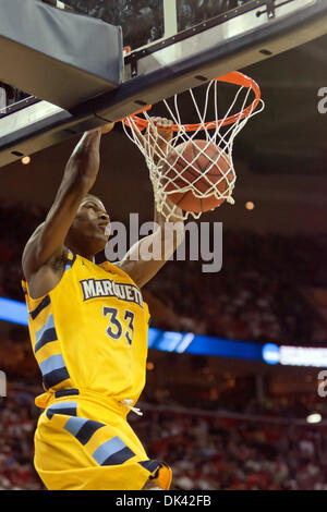 18 mars 2011 - Cleveland, Ohio, États-Unis - Marquette avant Jimmy Butler (33) avec un slam dunk durant la seconde moitié contre Xavier. La marquette Golden Eagles défait les mousquetaires Xavier 66-55 au Quicken Loans Arena de Cleveland, Ohio. (Crédit Image : © Frank Jansky/global/ZUMAPRESS.com) Southcreek Banque D'Images