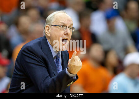 18 mars 2011 - Cleveland, Ohio, États-Unis - Syracuse entraîneur en chef Jim Boeheim crie des instructions à ses joueurs lors de la deuxième moitié contre l'état de l'Indiana. L'Orange de Syracuse défait les platanes de l'état d'Indiana 77-60 au Quicken Loans Arena de Cleveland, Ohio. (Crédit Image : © Frank Jansky/global/ZUMAPRESS.com) Southcreek Banque D'Images