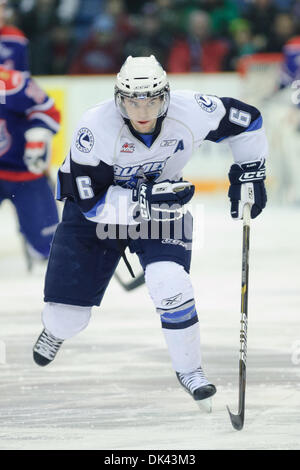 19 mars 2011 - Saskatoon, Saskatchewan, Canada - Blades de Saskatoon le défenseur Stefan Elliott (# 6) chasse la rondelle en action pendant la Blades de Saskatoon vs Pats de Regina jeu à Credit Union Centre de Saskatoon. (Crédit Image : © Derek Mortensen/ZUMAPRESS.com) Southcreek/mondial Banque D'Images