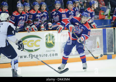 19 mars 2011 - Saskatoon, Saskatchewan, Canada - Pats de Regina, l'ailier gauche Chandler Stephenson (# 22) retourne la rondelle dans la zone en action au cours de l'Blades de Saskatoon vs Pats de Regina jeu à Credit Union Centre de Saskatoon. (Crédit Image : © Derek Mortensen/ZUMAPRESS.com) Southcreek/mondial Banque D'Images