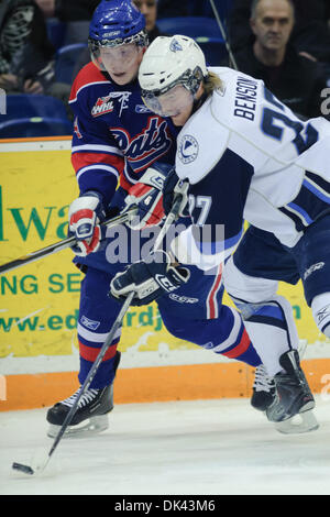 19 mars 2011 - Saskatoon, Saskatchewan, Canada - Saskatoon Centre Lames Brent Benson (# 27) se bat pour la rondelle en action pendant la Blades de Saskatoon vs Pats de Regina jeu à Credit Union Centre de Saskatoon. (Crédit Image : © Derek Mortensen/ZUMAPRESS.com) Southcreek/mondial Banque D'Images