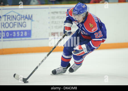 19 mars 2011 - Saskatoon, Saskatchewan, Canada - Pats de Regina, l'ailier gauche Chandler Stephenson (# 22) joue le palet en action pendant la Blades de Saskatoon vs Pats de Regina jeu à Credit Union Centre de Saskatoon. (Crédit Image : © Derek Mortensen/ZUMAPRESS.com) Southcreek/mondial Banque D'Images