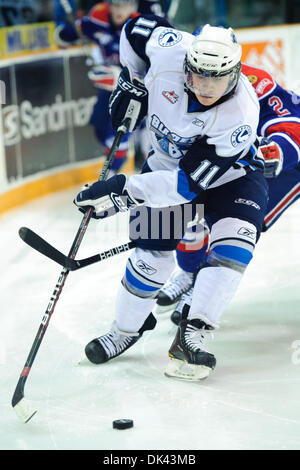 19 mars 2011 - Saskatoon, Saskatchewan, Canada - Saskatoon Centre Lames Chris Collins (# 11) et Pats de Regina, le défenseur Mark Schneider (# 2) lutte pour la rondelle derrière le filet en action pendant la Blades de Saskatoon vs Pats de Regina jeu à Credit Union Centre de Saskatoon. (Crédit Image : © Derek Mortensen/ZUMAPRESS.com) Southcreek/mondial Banque D'Images