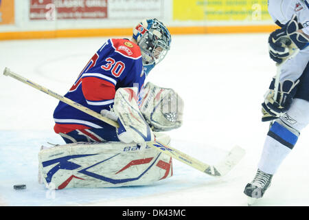 19 mars 2011 - Saskatoon, Saskatchewan, Canada - gardien de Pats de Regina Matt Hewitt (# 30) fait une fermer enregistrer en action pendant la Blades de Saskatoon vs Pats de Regina jeu à Credit Union Centre de Saskatoon. (Crédit Image : © Derek Mortensen/ZUMAPRESS.com) Southcreek/mondial Banque D'Images