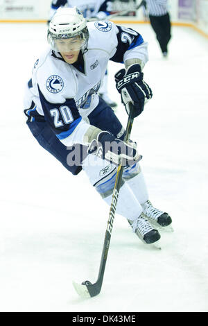 19 mars 2011 - Saskatoon, Saskatchewan, Canada - Blades de Saskatoon ailier droit Josh Nicholls (# 20) joue le palet en action pendant la Blades de Saskatoon vs Pats de Regina jeu à Credit Union Centre de Saskatoon. (Crédit Image : © Derek Mortensen/ZUMAPRESS.com) Southcreek/mondial Banque D'Images