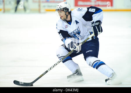 19 mars 2011 - Saskatoon, Saskatchewan, Canada - Blades de Saskatoon le défenseur Stefan Elliott (# 6) fait un tour en action pendant la Blades de Saskatoon vs Pats de Regina jeu à Credit Union Centre de Saskatoon. (Crédit Image : © Derek Mortensen/ZUMAPRESS.com) Southcreek/mondial Banque D'Images