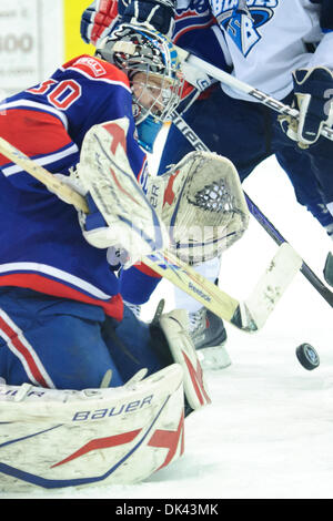 19 mars 2011 - Saskatoon, Saskatchewan, Canada - gardien de Pats de Regina Matt Hewitt (# 30) fait une sauvegarde en action pendant la Blades de Saskatoon vs Pats de Regina jeu à Credit Union Centre de Saskatoon. (Crédit Image : © Derek Mortensen/ZUMAPRESS.com) Southcreek/mondial Banque D'Images