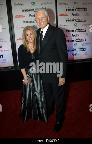 19 mars 2011 - Phoenix, Arizona, États-Unis - Lute Olson, marche le tapis rouge à la Muhammad Ali Celebrity Fight Night 17 à l'hôtel JW Marriott Desert Ridge Resort and Spa à Phoenix, en Arizona. (Crédit Image : © inférieur gène/global/ZUMAPRESS.com) Southcreek Banque D'Images