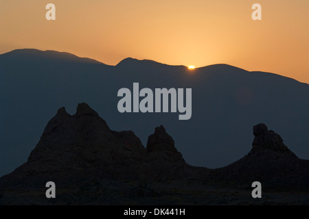 Lever du soleil lumière et tuf formations à la Trona Pinnacles, Californie Banque D'Images