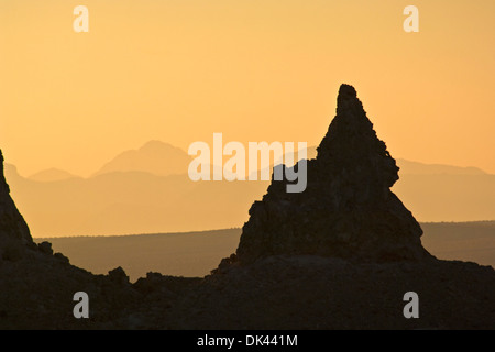 Lever du soleil lumière et tuf formations à la Trona Pinnacles, Californie Banque D'Images