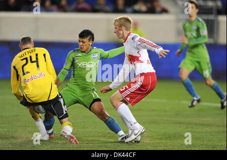 19 mars 2011 - Harrison, New Jersey, United States of America - Seattle Sounders Fredy Montero (avant 17) batailles avec New York Red Bulls Defender, Tim Ream (5) et tente de frapper la balle pas New York Red Bulls, gardien Greg Sutton (24). New York Seattle défait 1-0 (Image Crédit : © Chris Coulter/ZUMApress.com) Southcreek/mondial Banque D'Images