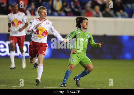 19 mars 2011 - Harrison, New Jersey, United States of America - Seattle Sounders terrain Mauro Rosales (10) et New York Red Bulls Defender, Tim Ream (5) en action. New York Seattle défait 1-0 (Image Crédit : © Chris Coulter/ZUMApress.com) Southcreek/mondial Banque D'Images