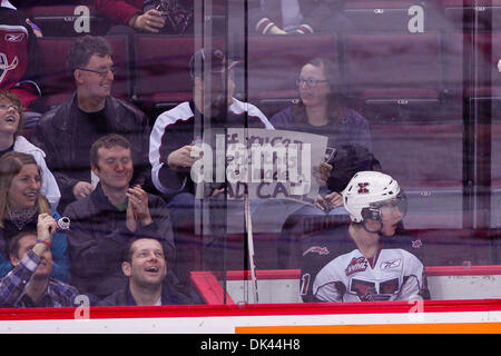 20 mars 2011 - Vancouver, Colombie-Britannique, Canada - Giants Connor Redmond obtient 2 minutes pour accrocher les géants vaincus avec les Silvertips d'un score de 5-0 au match dimanche soir au Pacific Coliseum. (Crédit Image : © James Healey/ZUMAPRESS.com) Southcreek/mondial Banque D'Images