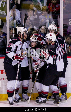 20 mars 2011 - Vancouver, Colombie-Britannique, Canada - Giants célébrer le premier but marqué par n° 11 Brendan Gallagher a vaincu les Géants avec les Silvertips d'un score de 5-0 au match dimanche soir au Pacific Coliseum. (Crédit Image : © James Healey/ZUMAPRESS.com) Southcreek/mondial Banque D'Images