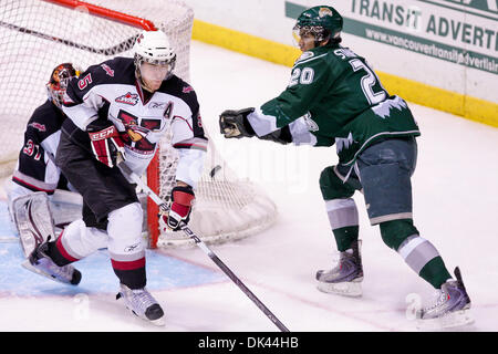 20 mars 2011 - Vancouver, Colombie-Britannique, Canada - # 5 Vannieuwenhuizen géants Wes arrête le palet tourné par #  20 Silvertips Parker Stanfield avec son épaule défait les Géants avec les Silvertips d'un score de 5-0 au match dimanche soir au Pacific Coliseum. (Crédit Image : © James Healey/ZUMAPRESS.com) Southcreek/mondial Banque D'Images