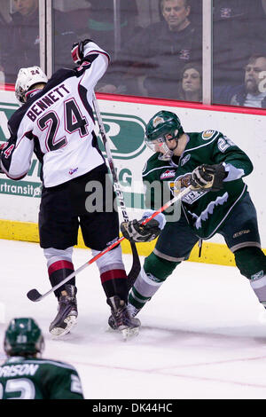 20 mars 2011 - Vancouver, Colombie-Britannique, Canada - # 24 géants Spencer Bennett voyages sur le skate de # 22 Tchad Silvertips défait les géants suer avec les Silvertips d'un score de 5-0 au match dimanche soir au Pacific Coliseum. (Crédit Image : © James Healey/ZUMAPRESS.com) Southcreek/mondial Banque D'Images