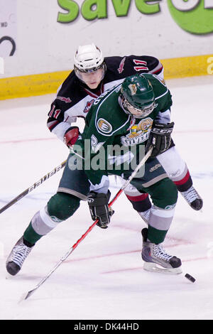 20 mars 2011 - Vancouver, Colombie-Britannique, Canada - # 20 Silvertips Parker Stanfield a saisi la rondelle loin de Gaints # 11 Brendan Gallagher a vaincu les Géants avec les Silvertips d'un score de 5-0 au match dimanche soir au Pacific Coliseum. (Crédit Image : © James Healey/ZUMAPRESS.com) Southcreek/mondial Banque D'Images