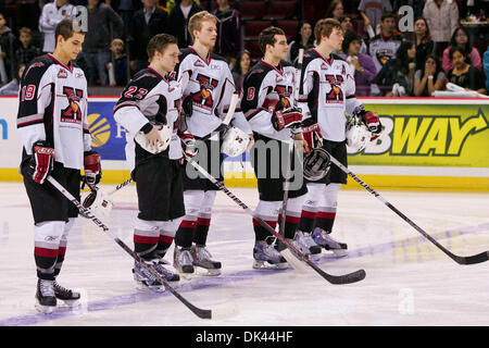 20 mars 2011 - Vancouver, Colombie-Britannique, Canada - équipe de départ pour les géants se tenir sur la ligne bleue de l'hymne national a vaincu les Géants avec les Silvertips d'un score de 5-0 au match dimanche soir au Pacific Coliseum. (Crédit Image : © James Healey/ZUMAPRESS.com) Southcreek/mondial Banque D'Images