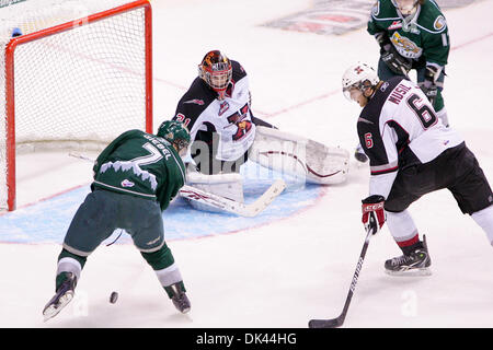 20 mars 2011 - Vancouver, Colombie-Britannique, Canada - # 7 Silvertips Tyler Giebel Manque la rondelle et l'open net a vaincu les Géants avec les Silvertips d'un score de 5-0 au match dimanche soir au Pacific Coliseum. (Crédit Image : © James Healey/ZUMAPRESS.com) Southcreek/mondial Banque D'Images