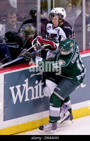 20 mars 2011 - Vancouver, Colombie-Britannique, Canada - Gianst Vannieuwenhuizen Lemte # 5 est vérifié sur les cartes par # 18 Silvertips Jarri Erricson défait les Géants avec les Silvertips d'un score de 5-0 au match dimanche soir au Pacific Coliseum. (Crédit Image : © James Healey/ZUMAPRESS.com) Southcreek/mondial Banque D'Images