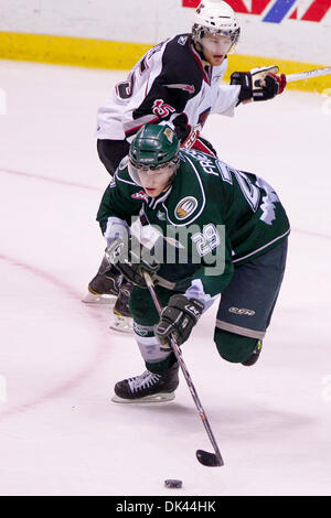 20 mars 2011 - Vancouver, Colombie-Britannique, Canada - # 29 SIlvertips Kieran Friesen a pris le palet de Giants # 15 Nathan Smith du côté des géants défait le net avec les Silvertips d'un score de 5-0 au match dimanche soir au Pacific Coliseum. (Crédit Image : © James Healey/ZUMAPRESS.com) Southcreek/mondial Banque D'Images