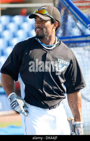 20 mars 2011 - Dunedin, Floride, États-Unis - le voltigeur des Blue Jays de Toronto Eric Thames (62) avant un match d'entraînement de printemps de la Ligue des pamplemousses à l'échange automatique de Floride Stadium. (Crédit Image : © Luke Johnson/ZUMApress.com) Southcreek/mondial Banque D'Images