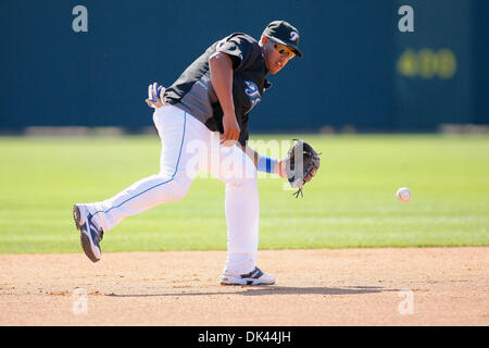 20 mars 2011 - Dunedin, Floride, États-Unis - Blue Jays de Toronto l'arrêt-court Yunel Escobar (5) se réchauffe avant d'un jeu d'entraînement de printemps de la Ligue des pamplemousses au stade d'échange automatique de la Floride. (Crédit Image : © Luke Johnson/ZUMApress.com) Southcreek/mondial Banque D'Images