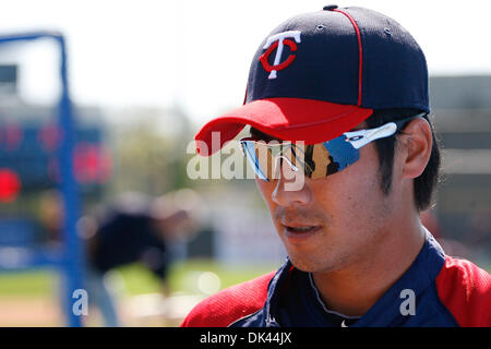 20 mars 2011 - Dunedin, Floride, États-Unis - le deuxième but des Twins de Minnesota Tsuyoshi Nishioka (1) avant un match d'entraînement de printemps de la Ligue des pamplemousses à l'échange automatique de Floride Stadium. (Crédit Image : © Luke Johnson/ZUMApress.com) Southcreek/mondial Banque D'Images