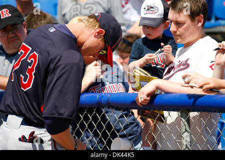 20 mars 2011 - Dunedin, Floride, États-Unis - Minnesota Twins lanceur droitier Carlos Gutierrez (72) signe pour les fans lors d'un match d'entraînement de printemps de la Ligue des pamplemousses au stade d'échange automatique de la Floride. (Crédit Image : © Luke Johnson/ZUMApress.com) Southcreek/mondial Banque D'Images