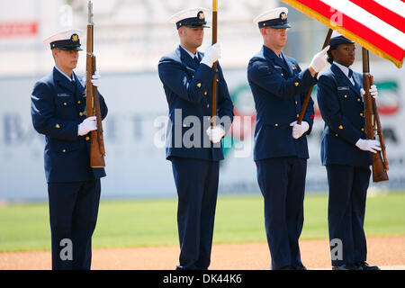 20 mars 2011 - Dunedin, Floride, États-Unis - U.S. Coast Guard est titulaire d'un drapeau durant l'hymne national avant un match d'entraînement de printemps de la Ligue des pamplemousses à l'échange automatique de Floride Stadium. (Crédit Image : © Luke Johnson/ZUMApress.com) Southcreek/mondial Banque D'Images