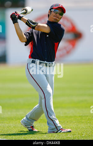 20 mars 2011 - Dunedin, Floride, États-Unis - le deuxième but des Twins de Minnesota Tsuyoshi Nishioka (1) chauffe lors d'un match d'entraînement de printemps de la Ligue des pamplemousses au stade d'échange automatique de la Floride. (Crédit Image : © Luke Johnson/ZUMApress.com) Southcreek/mondial Banque D'Images