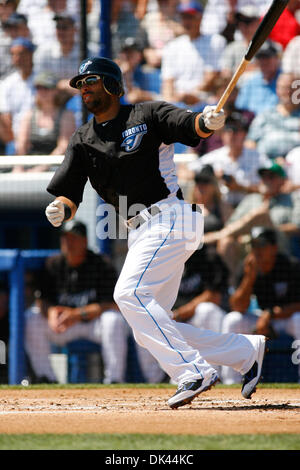 20 mars 2011 - Dunedin, Floride, États-Unis - de troisième but des Blue Jays de Toronto Jose Bautista (19) au bâton lors d'un match d'entraînement de printemps de la Ligue des pamplemousses au stade d'échange automatique de la Floride. (Crédit Image : © Luke Johnson/ZUMApress.com) Southcreek/mondial Banque D'Images