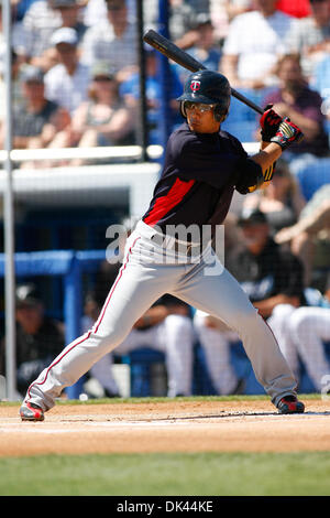 20 mars 2011 - Dunedin, Floride, États-Unis - le deuxième but des Twins de Minnesota Tsuyoshi Nishioka (1) au bâton lors d'un match d'entraînement de printemps de la Ligue des pamplemousses au stade d'échange automatique de la Floride. (Crédit Image : © Luke Johnson/ZUMApress.com) Southcreek/mondial Banque D'Images