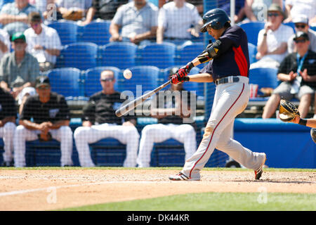 20 mars 2011 - Dunedin, Floride, États-Unis - le deuxième but des Twins de Minnesota Tsuyoshi Nishioka (1) au bâton lors d'un match d'entraînement de printemps de la Ligue des pamplemousses au stade d'échange automatique de la Floride. (Crédit Image : © Luke Johnson/ZUMApress.com) Southcreek/mondial Banque D'Images