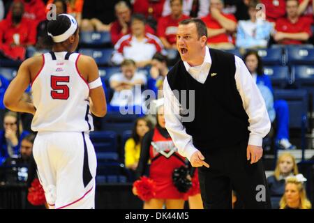 20 mars 2011 - Cincinnati, Ohio, États-Unis - Louisville Cardinals l'entraîneur-chef Jeff Walz hurle à Louisville Cardinals Garde côtière canadienne Charmaine Tay (5) durant le jeu. Louisville Cardinals laisse le Vanderbilt Commodores 41-26 à la moitié dans la div. 1 premier tour de NCAA de basket-ball jeu de tournoi entre les Vanderbilt Commodores et le Louisville Cardinals à Cincinnati, OH. (Crédit Imag Banque D'Images