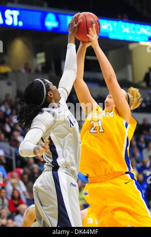 20 mars 2011 - Cincinnati, Ohio, États-Unis - Xavier Mousquetaires Ambre avant Harris (11) bloque l'État du Dakota du Sud Les lièvres avant Leah Dietel (21) dans la première moitié. Div.1 première série NCAA tournoi féminine de basket-ball match entre Xavier Mousquetaires du et de l'État du Dakota du Sud Les lièvres à Cincinnati, OH. (Crédit Image : © Scott Davis/ZUMAPRESS.com) Southcreek/mondial Banque D'Images