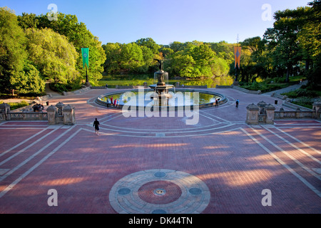 Tôt le matin, à l'Ange des eaux' Fontaine à terrasse Bethesda dans Central Park, Manhattan New York USA Banque D'Images