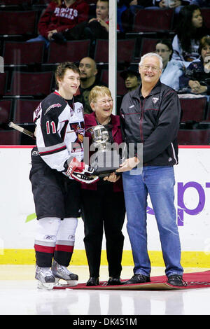 20 mars 2011 - Vancouver, Colombie-Britannique, Canada - Brendan Gallagher géants # 11 reçoit l'un des nombreux awrads pour la nuit avant le jeu géants sont en tête avec un score de 1-0 après la première période, pendant le match dimanche soir au Pacific Coliseum. (Crédit Image : © James Healey/ZUMAPRESS.com) Southcreek/mondial Banque D'Images