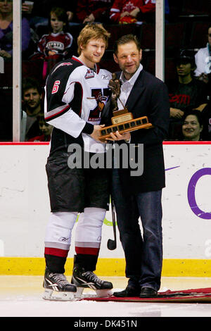 20 mars 2011 - Vancouver, Colombie-Britannique, Canada - # 6 géants David Musil reçoit le prix Pat Quin avant le jeu géants sont en tête avec un score de 1-0 après la première période, pendant le match dimanche soir au Pacific Coliseum. (Crédit Image : © James Healey/ZUMAPRESS.com) Southcreek/mondial Banque D'Images