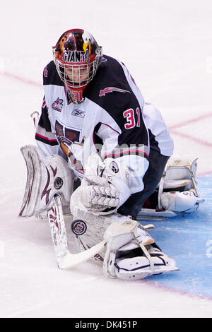 20 mars 2011 - Vancouver, Colombie-Britannique, Canada - Giants # 31 Mark Segal a arrêté tous les puck tiré sur lui jusqu'à présent à ce jeu géants sont en tête avec un score de 3-0 après la deuxième période, pendant le match dimanche soir au Pacific Coliseum. (Crédit Image : © James Healey/ZUMAPRESS.com) Southcreek/mondial Banque D'Images