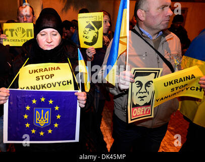 Prague, République tchèque. 2 Décembre, 2013. Environ 100 personnes se sont réunies à l'extérieur de l'ambassade d'Ukraine à Prague, en République tchèque, ce soir, le 2 décembre 2013, pour exprimer leur soutien aux manifestants contre le président ukrainien, Viktor Ianoukovitch, et ils demandent à l'Ambassadeur d'Ukraine Borys Zaychuk pour condamner la violence contre les manifestants à Kiev et démissionner. Credit : Roman Vondrous/ CTK Photo/Alamy Live News Banque D'Images