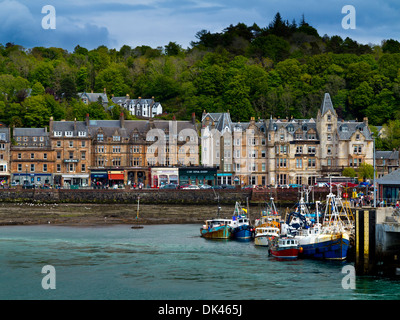 Vue sur le front de mer à Oban Argyll et Bute Ecosse UK une ville de villégiature avec des bateaux dans le port ci-dessous Banque D'Images