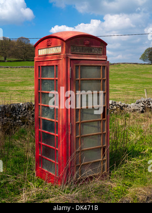 Téléphone rouge traditionnelle britannique désaffecté fort sur route près de Ashbourne dans le parc national de Peak District Derbyshire, Angleterre, Royaume-Uni Banque D'Images