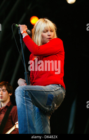 Liela Moss chanteur principal dans le Duke Spirit groupe jouant au festival de Glastonbury 2004. Banque D'Images